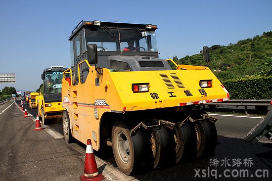 膠輪壓路機(jī)